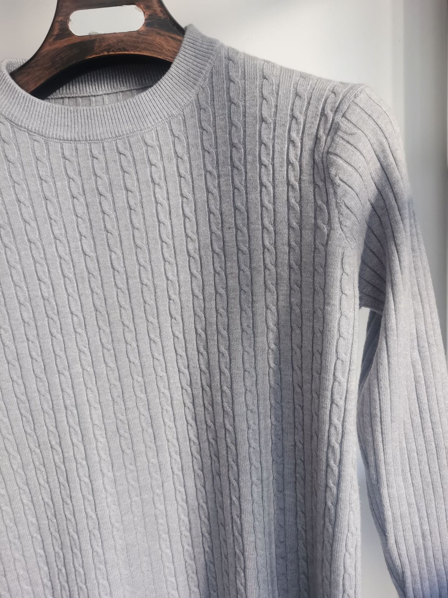 Pull en maille à col rond et fleurs torsadées coupe slim